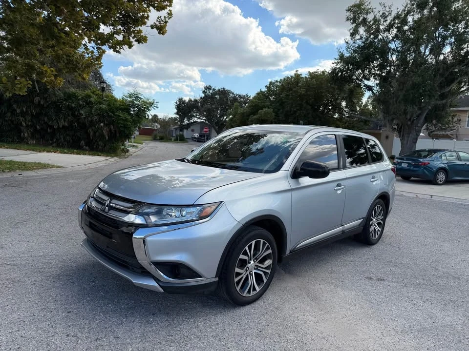 2017 Mitsubishi Outlander - Image 2 of 11