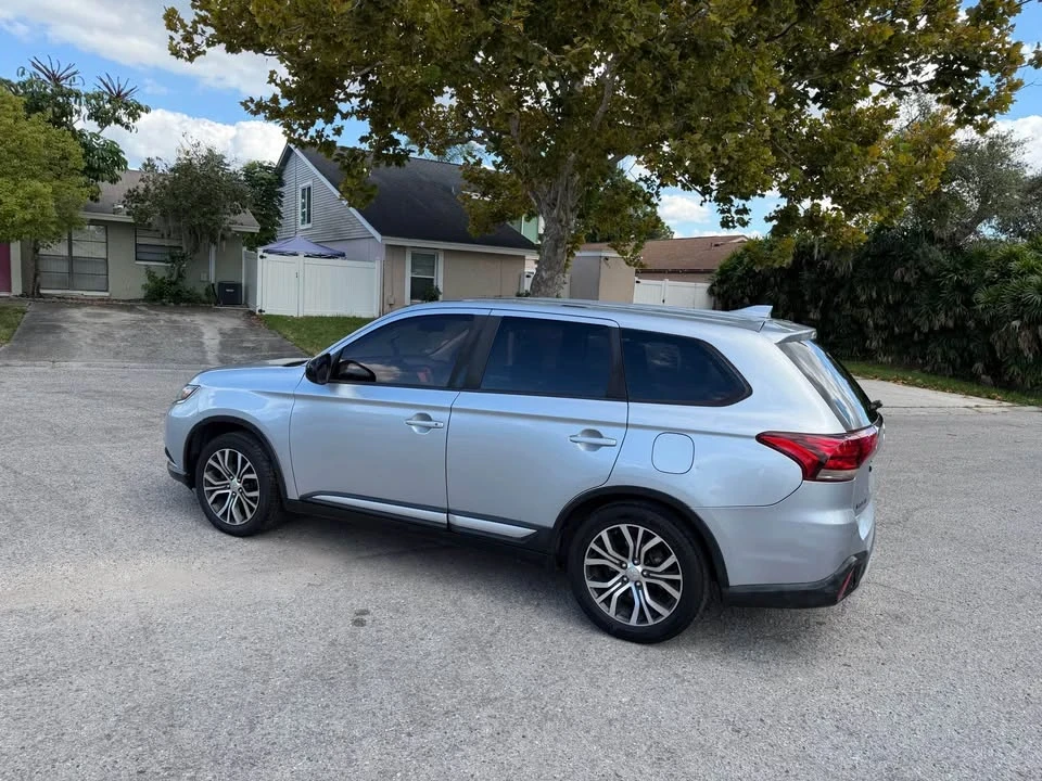 2017 Mitsubishi Outlander - Image 4 of 11