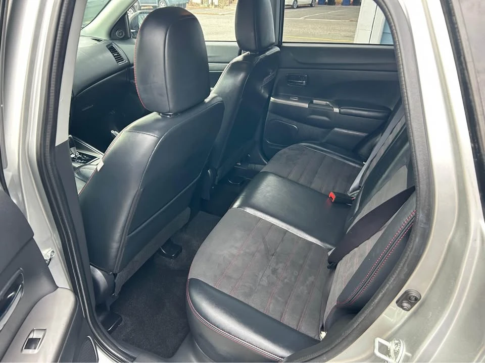 2017 Mitsubishi Outlander - Image 10 of 12