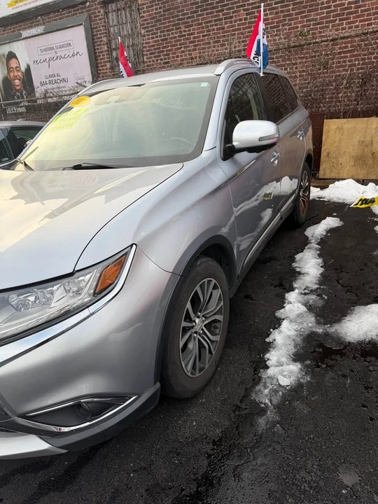 2017 Mitsubishi Outlander - Image 2 of 7