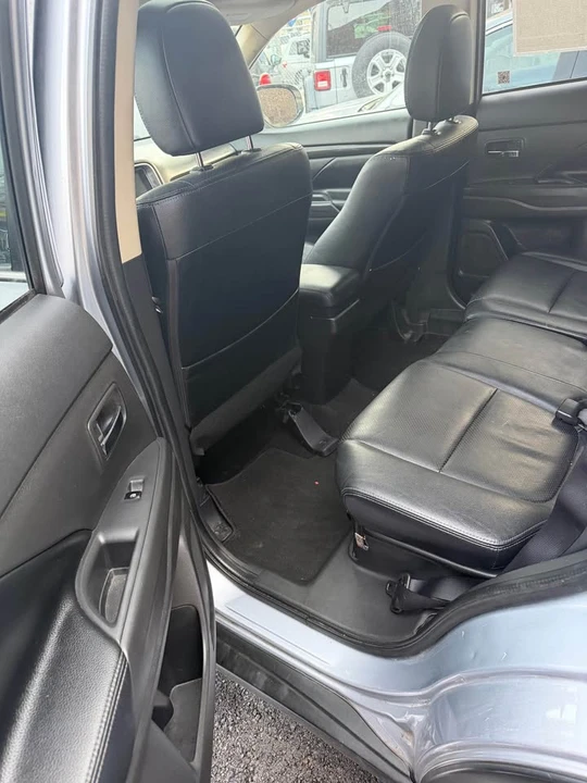 2017 Mitsubishi Outlander - Image 6 of 7