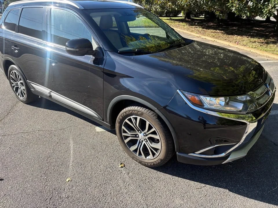2017 Mitsubishi Outlander - Image 2 of 7