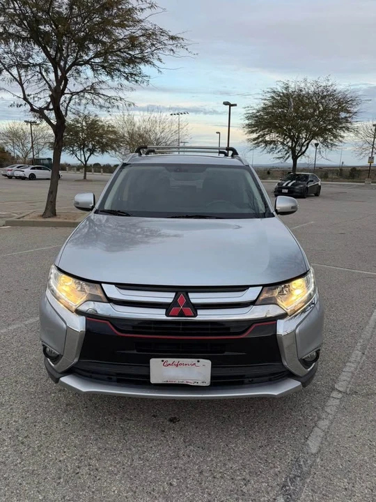 2017 Mitsubishi Outlander - Image 2 of 19