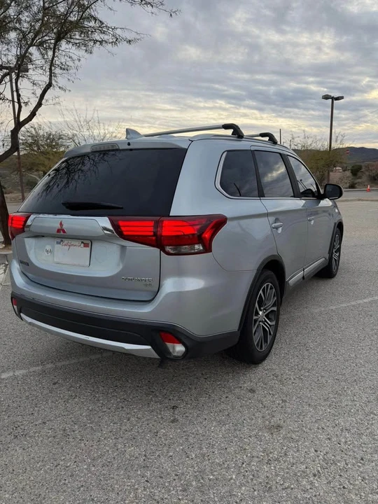 2017 Mitsubishi Outlander - Image 8 of 19