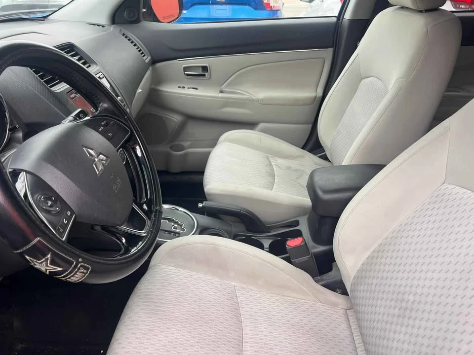 2017 Mitsubishi Outlander - Image 4 of 10