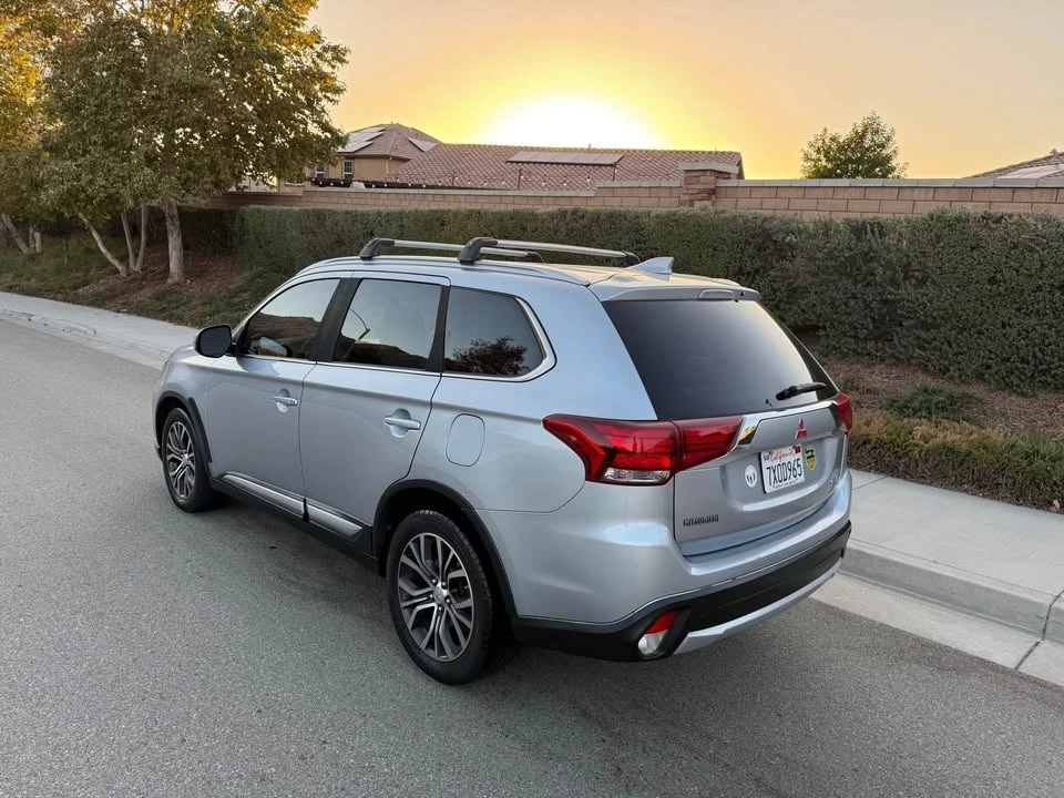 2017 Mitsubishi Outlander - Image 5 of 15