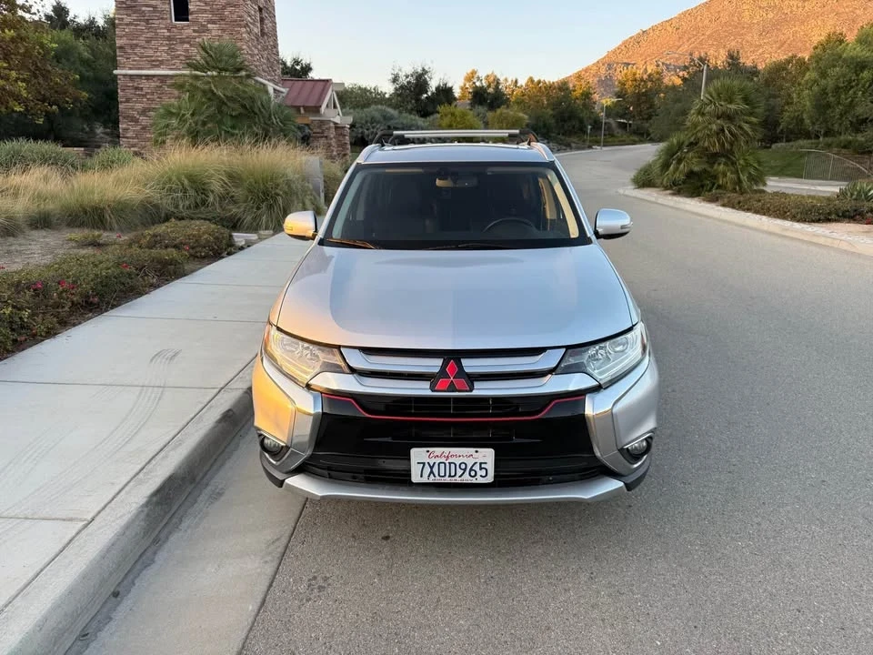 2017 Mitsubishi Outlander - Image 2 of 15