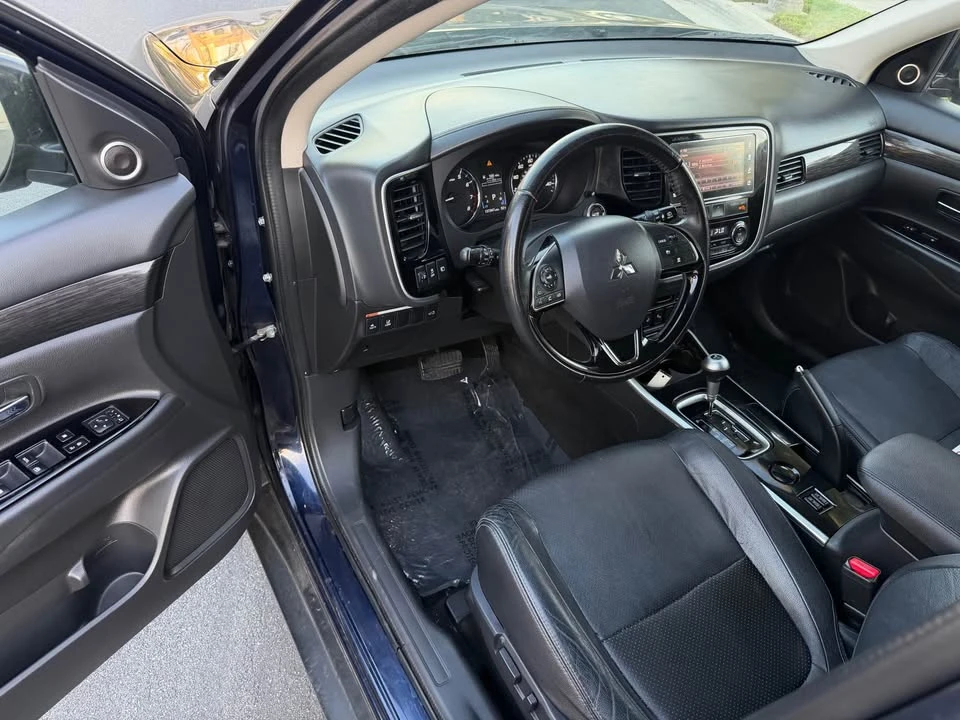 2017 Mitsubishi Outlander - Image 10 of 13