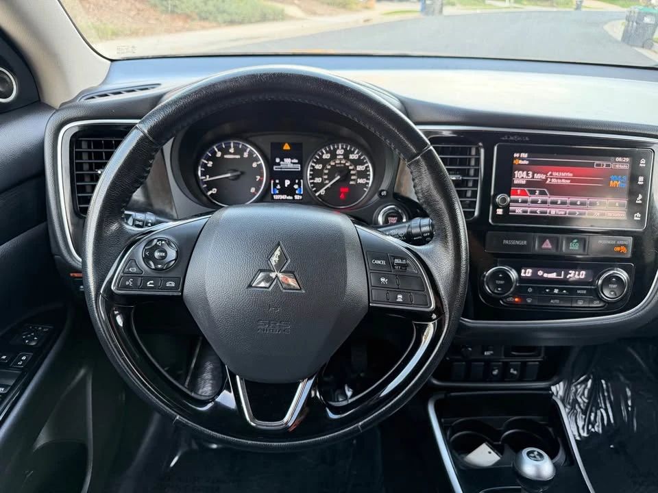 2017 Mitsubishi Outlander - Image 8 of 13