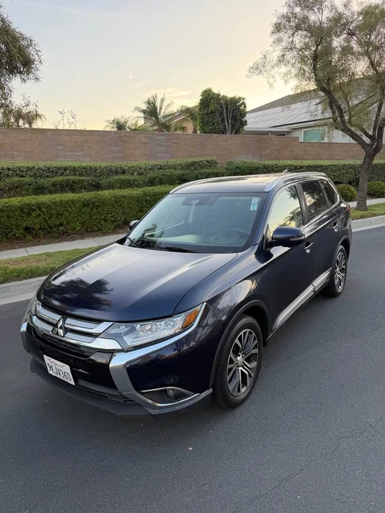 2017 Mitsubishi Outlander - Image 2 of 13