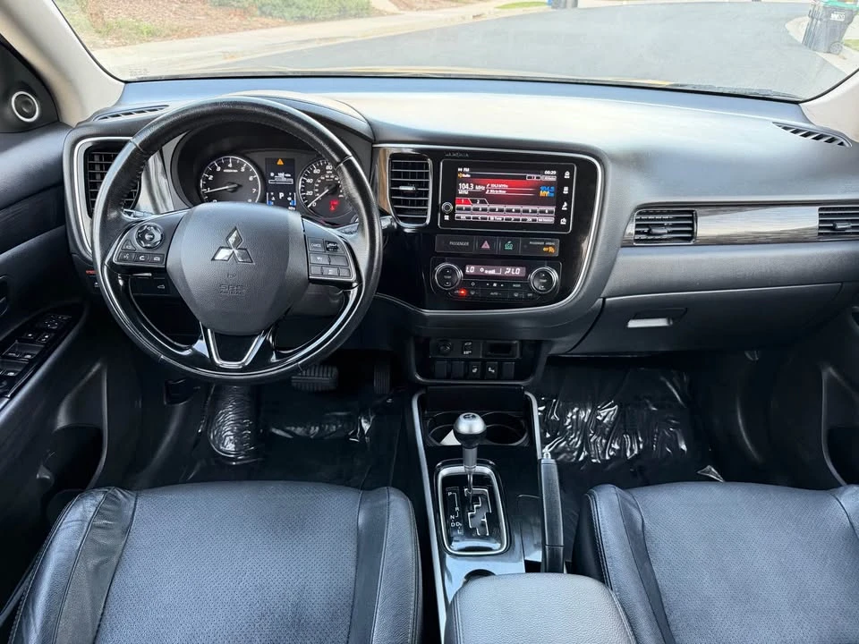 2017 Mitsubishi Outlander - Image 9 of 13