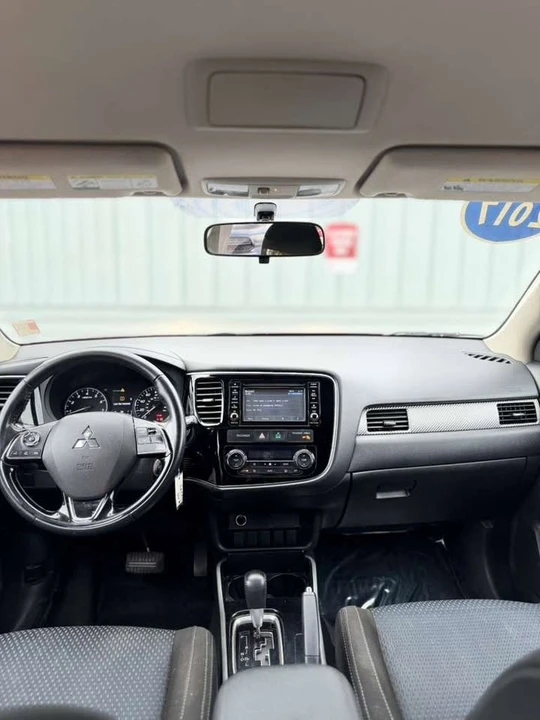 2017 Mitsubishi Outlander - Image 7 of 14