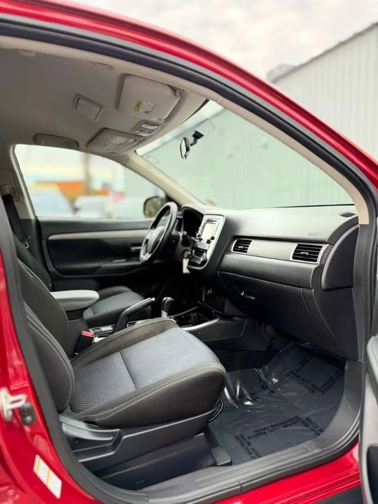 2017 Mitsubishi Outlander - Image 10 of 14