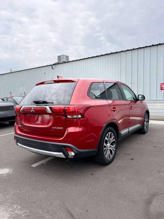 2017 Mitsubishi Outlander - Image 5 of 14