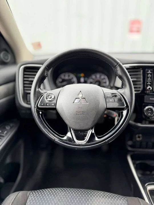 2017 Mitsubishi Outlander - Image 8 of 14
