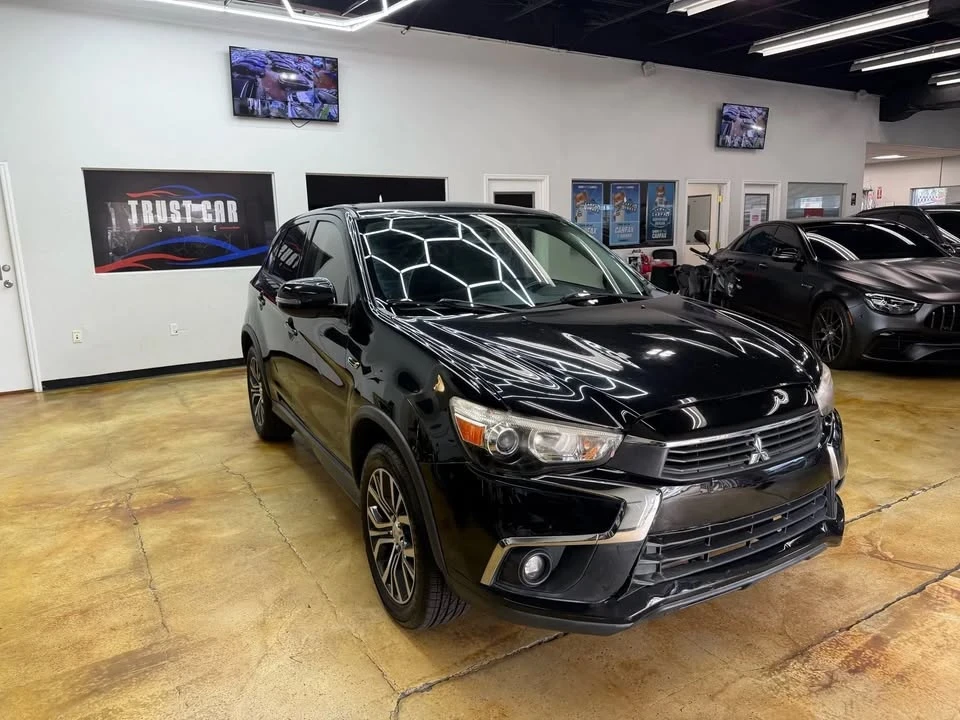 2017 Mitsubishi Outlander - Image 2 of 19