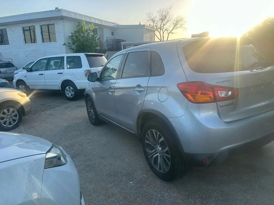 2017 Mitsubishi Outlander - Image 2 of 7