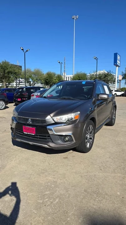 2017 Mitsubishi Outlander - Image 2 of 8