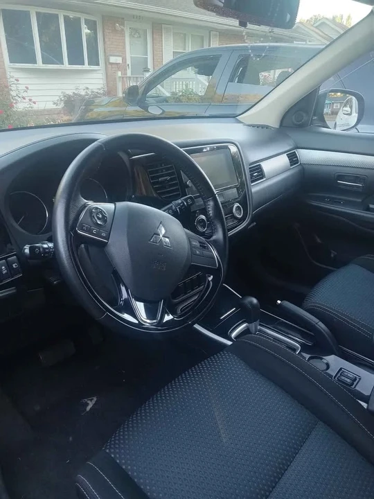 2017 Mitsubishi Outlander - Image 2 of 8