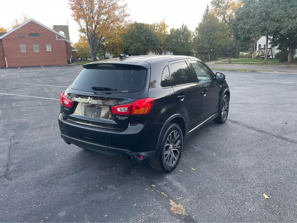 2017 Mitsubishi Outlander - Image 2 of 10