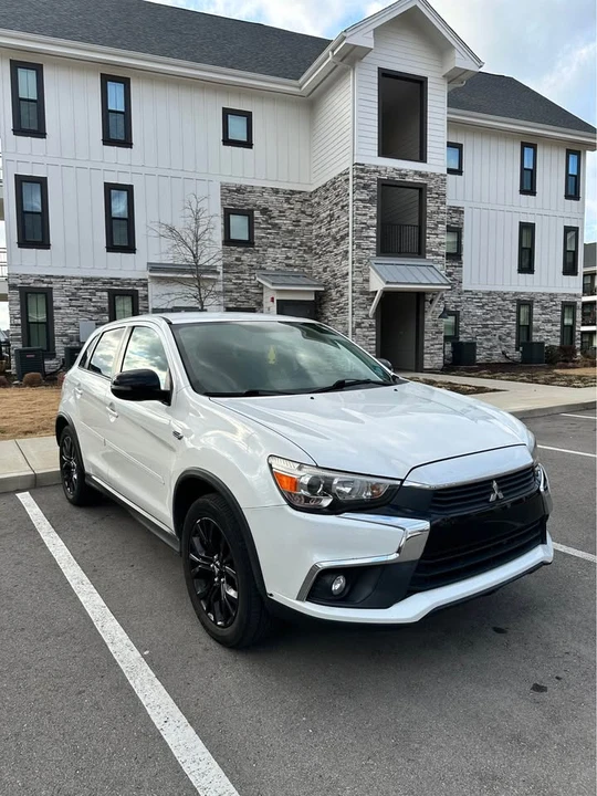 2017 Mitsubishi Outlander - Image 2 of 13