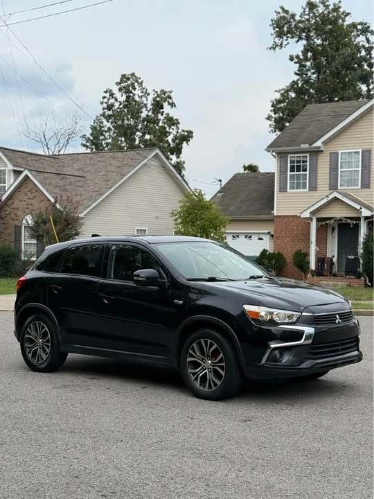 2017 Mitsubishi Outlander - Image 2 of 13