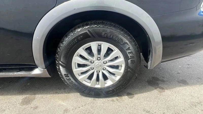 2017 Nissan Armada - Image 11 of 12