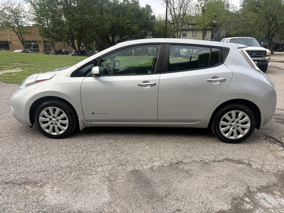 2017 Nissan Leaf - Image 8 of 21