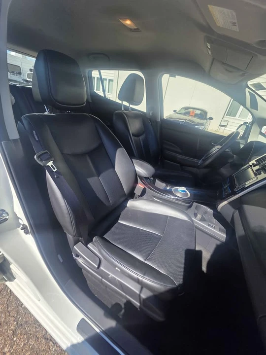 2017 Nissan Leaf - Image 12 of 16