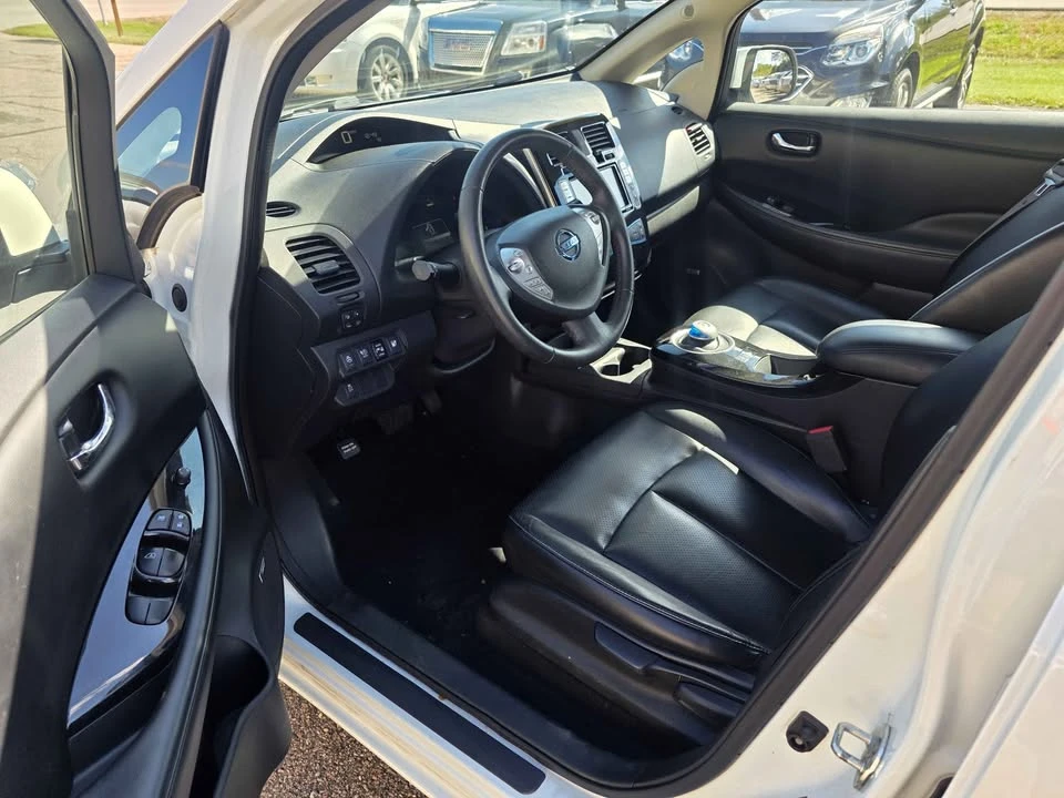 2017 Nissan Leaf - Image 9 of 16