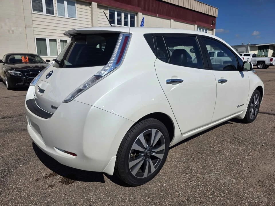 2017 Nissan Leaf - Image 8 of 16