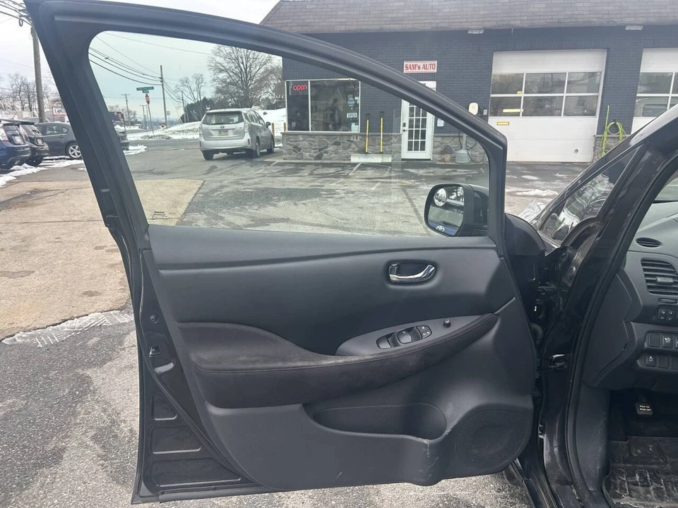 2017 Nissan Leaf - Image 14 of 21