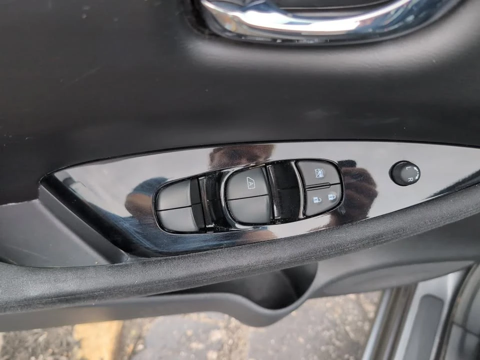 2017 Nissan Leaf - Image 16 of 20