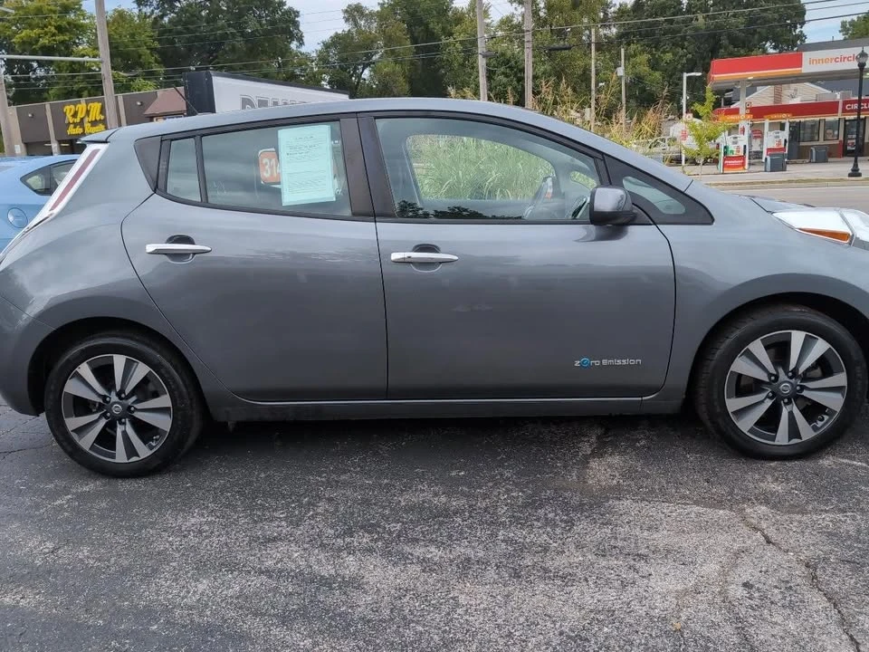 2017 Nissan Leaf - Image 11 of 20