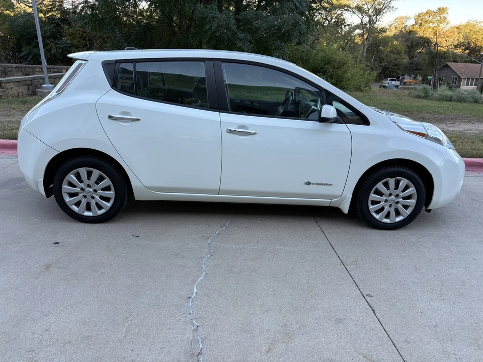 2017 Nissan Leaf - Image 10 of 21
