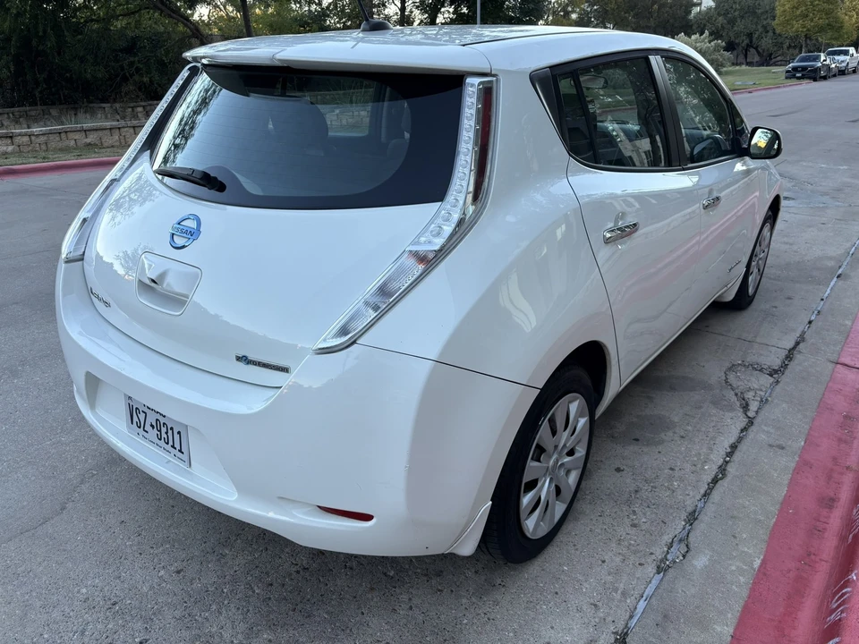 2017 Nissan Leaf - Image 9 of 21