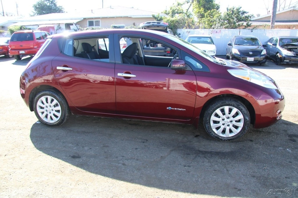2017 Nissan Leaf - Image 9 of 21