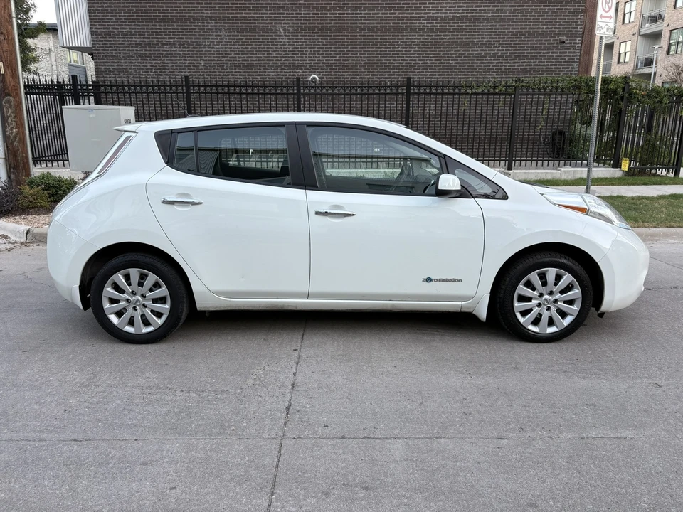 2017 Nissan Leaf - Image 11 of 21
