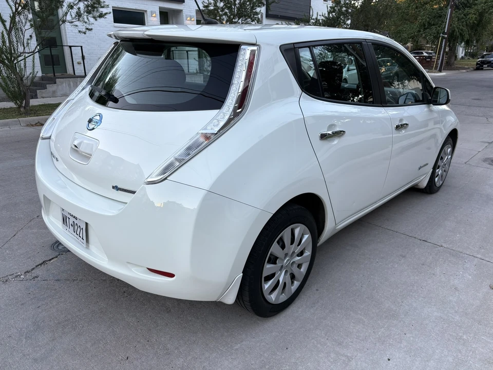 2017 Nissan Leaf - Image 10 of 21