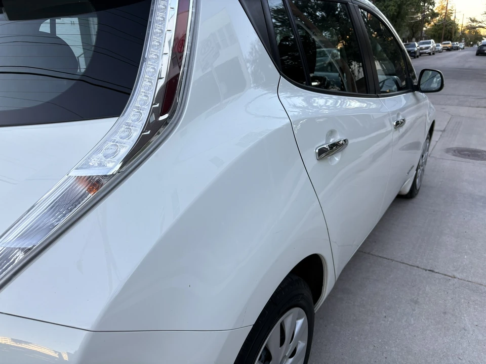 2017 Nissan Leaf - Image 9 of 21