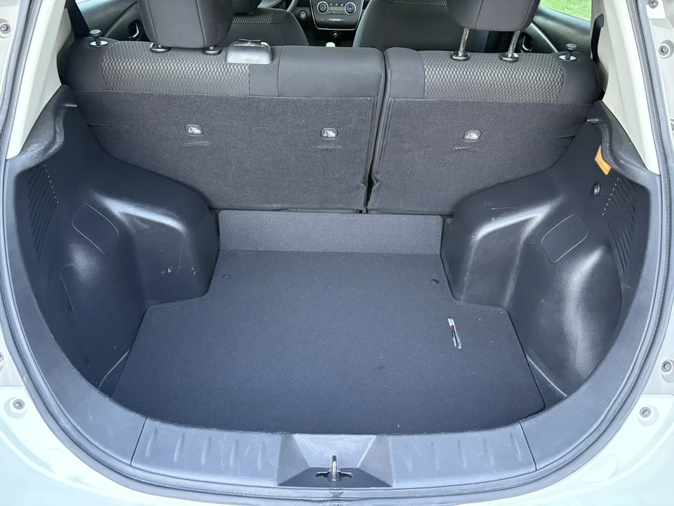 2017 Nissan Leaf - Image 14 of 21