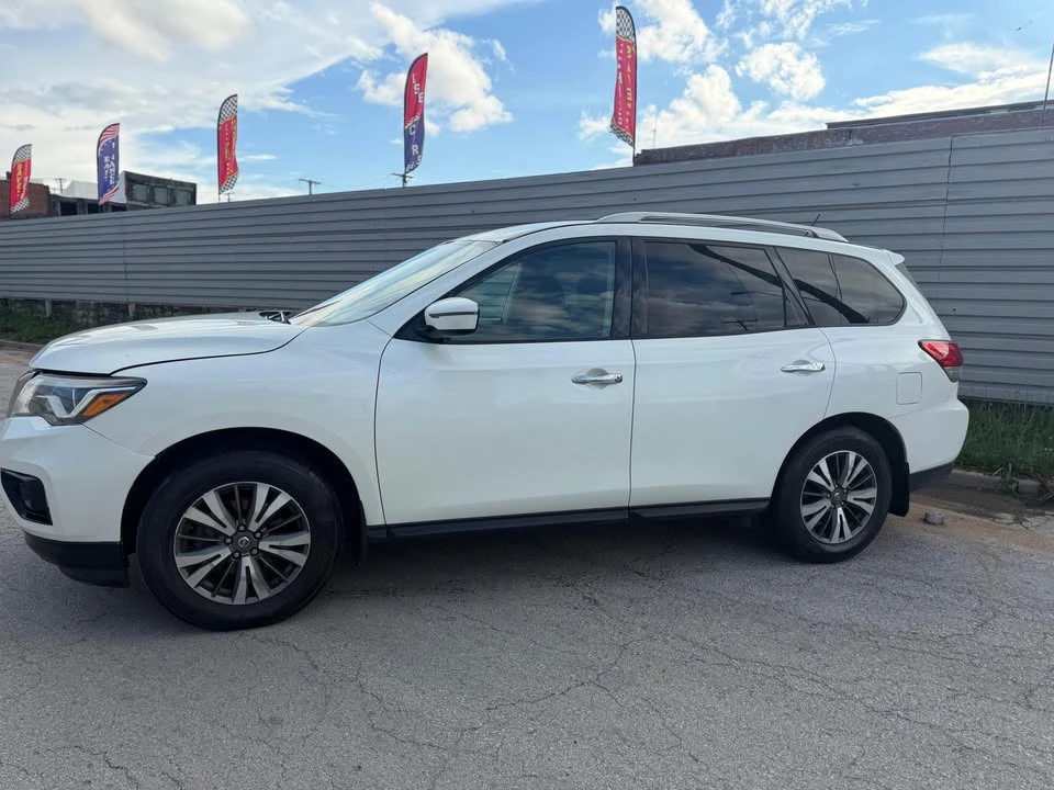 2017 Nissan Pathfinder 4th Gen - Image 3 of 10