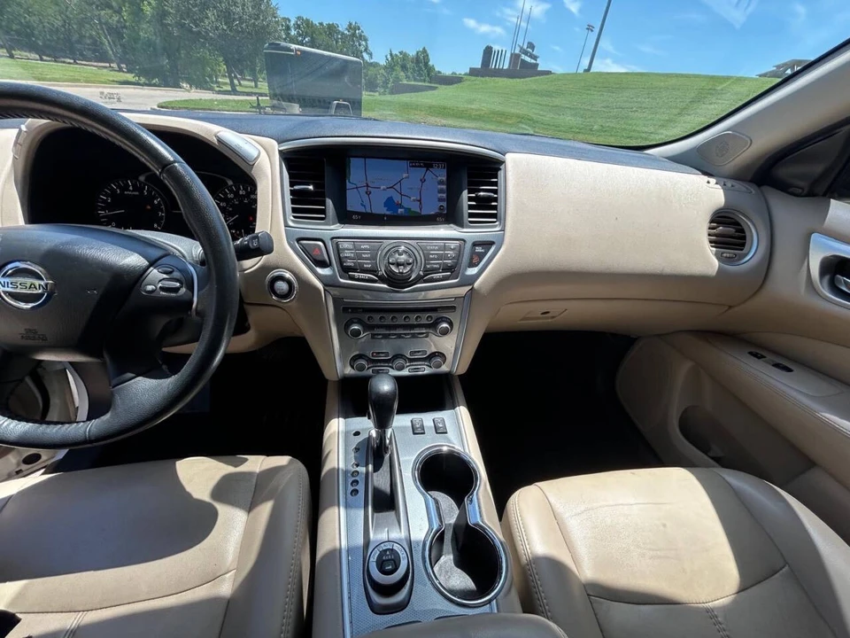 2017 Nissan Pathfinder 4th Gen - Image 12 of 15