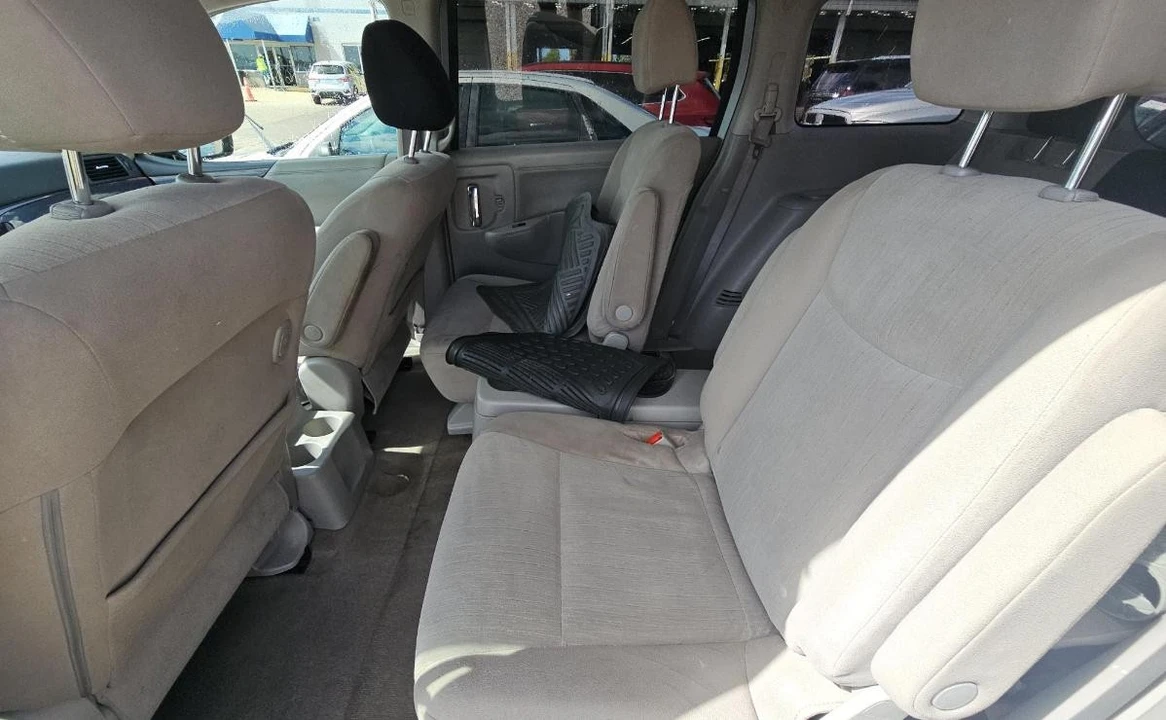 2017 Nissan Quest - Image 13 of 17