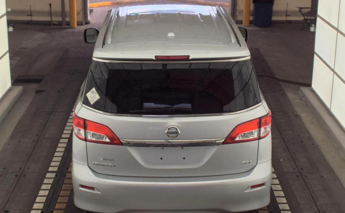 2017 Nissan Quest - Image 5 of 17