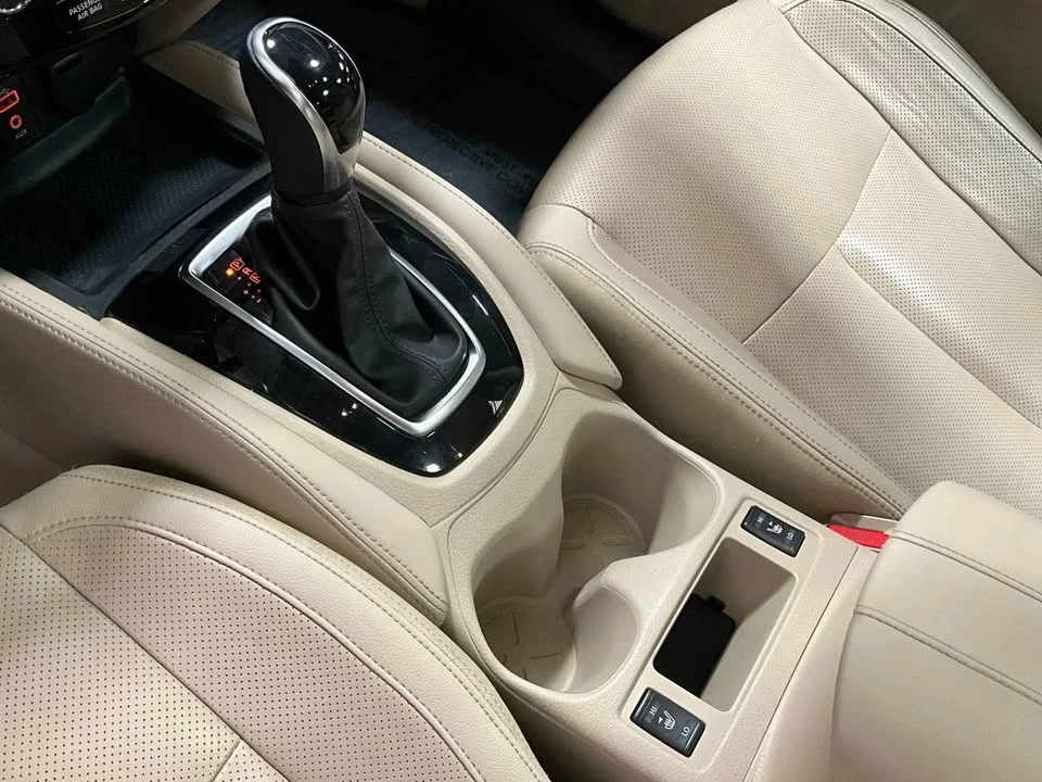 2017 Nissan Rogue - Image 9 of 16