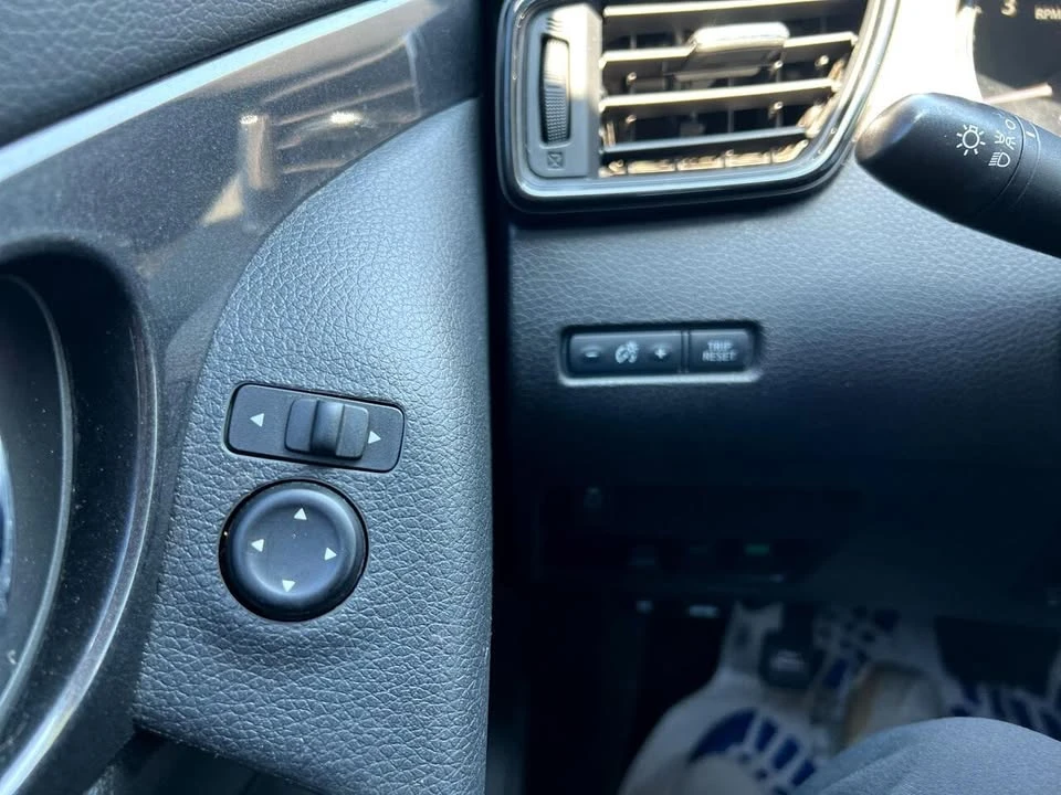 2017 Nissan Rogue - Image 18 of 20