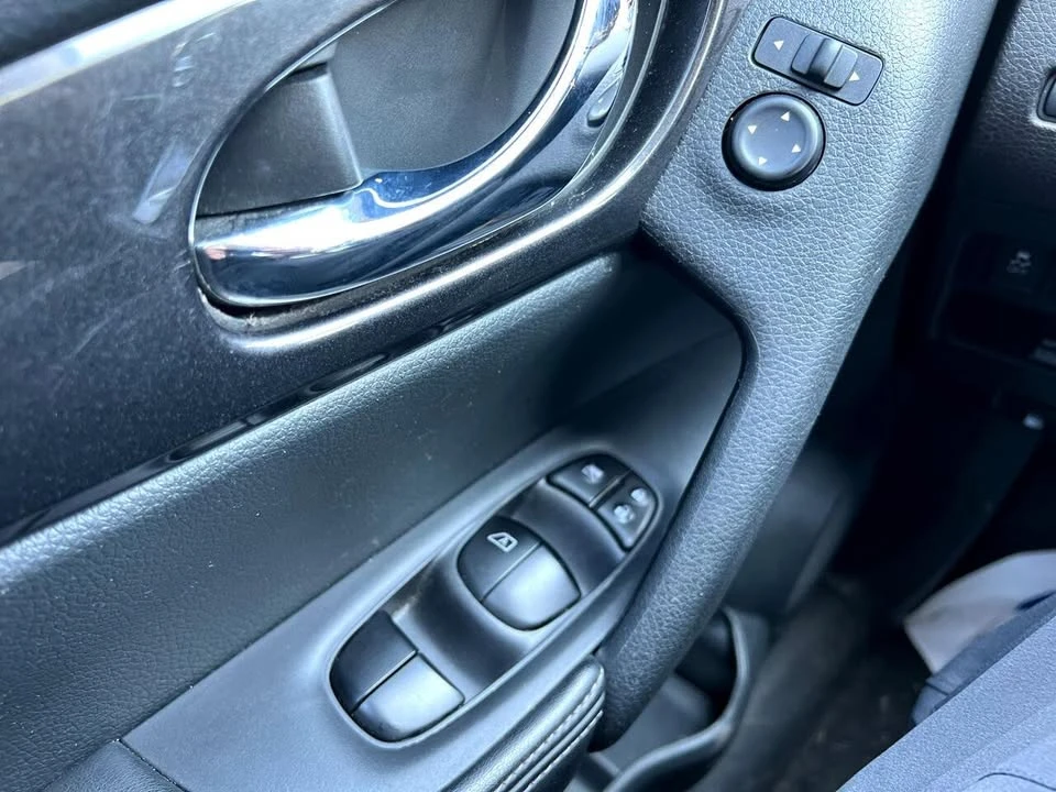 2017 Nissan Rogue - Image 16 of 20
