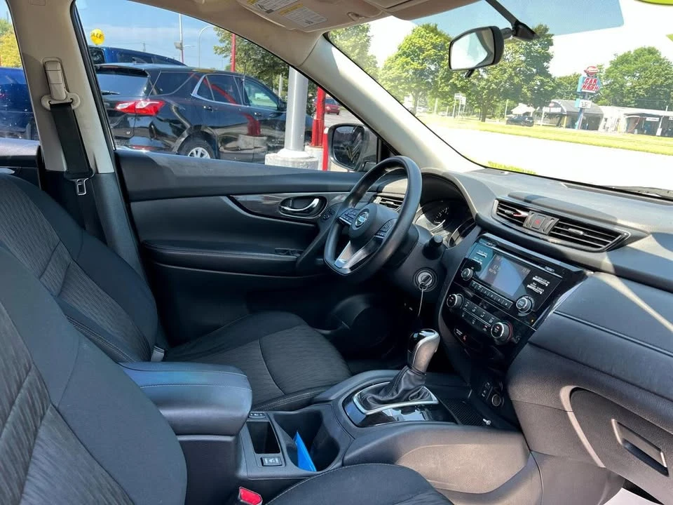 2017 Nissan Rogue - Image 10 of 20