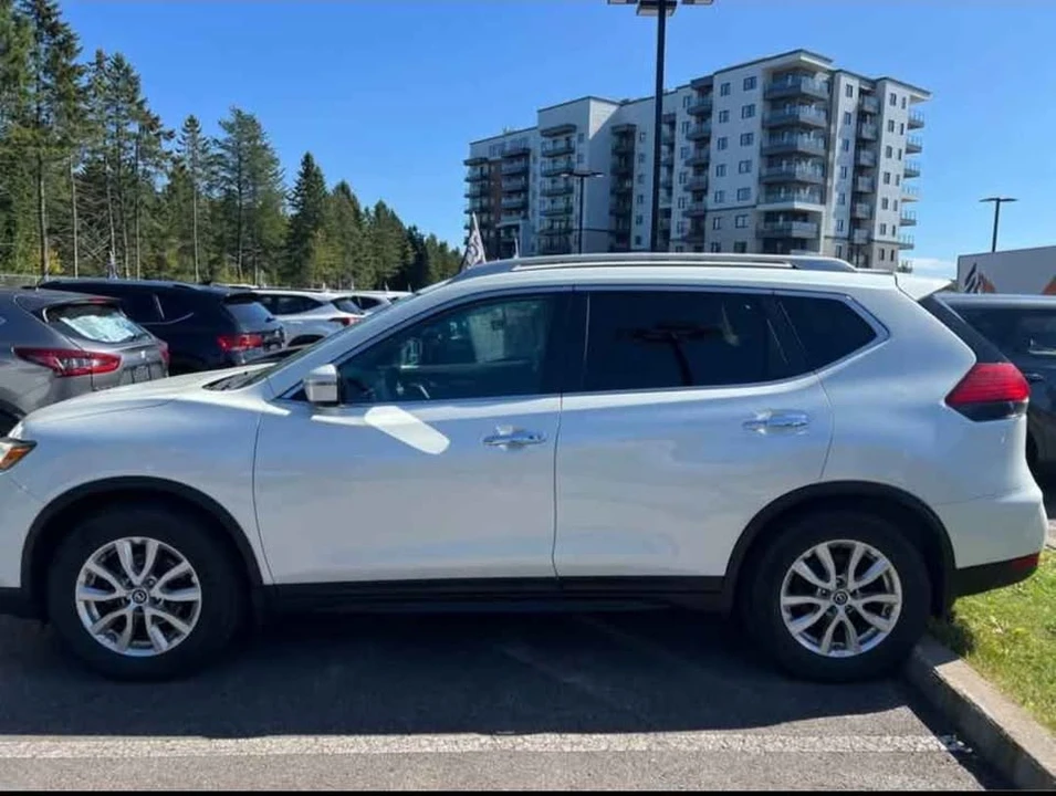 2017 Nissan Rogue - Image 4 of 10